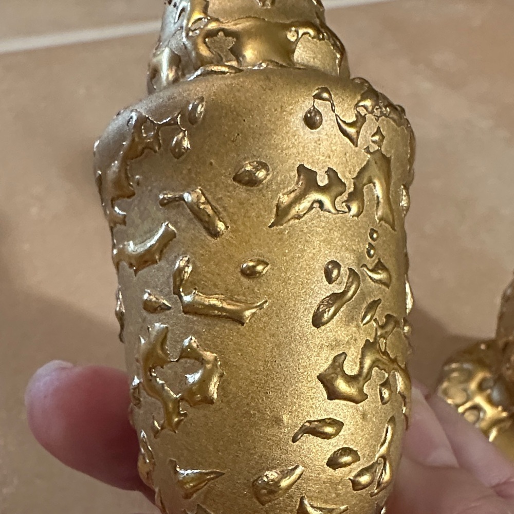 VTG Elegant Gold Textured Salt and Pepper Shakers - Picture 5 of 7